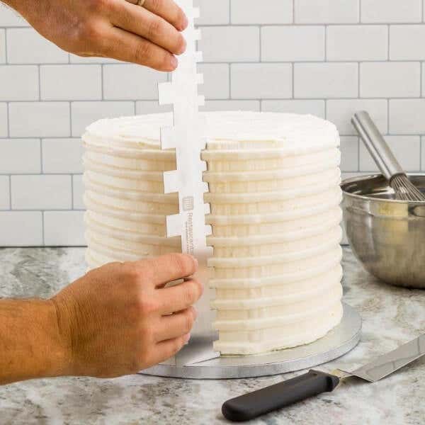 Blog-Main-cake-scrapers-and-icing-combs-buying-guide