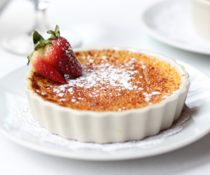 Delicious Creme Brulee In Gold Foil Pans – Ideal Wedding Dessert | #FASHIONFORFOOD