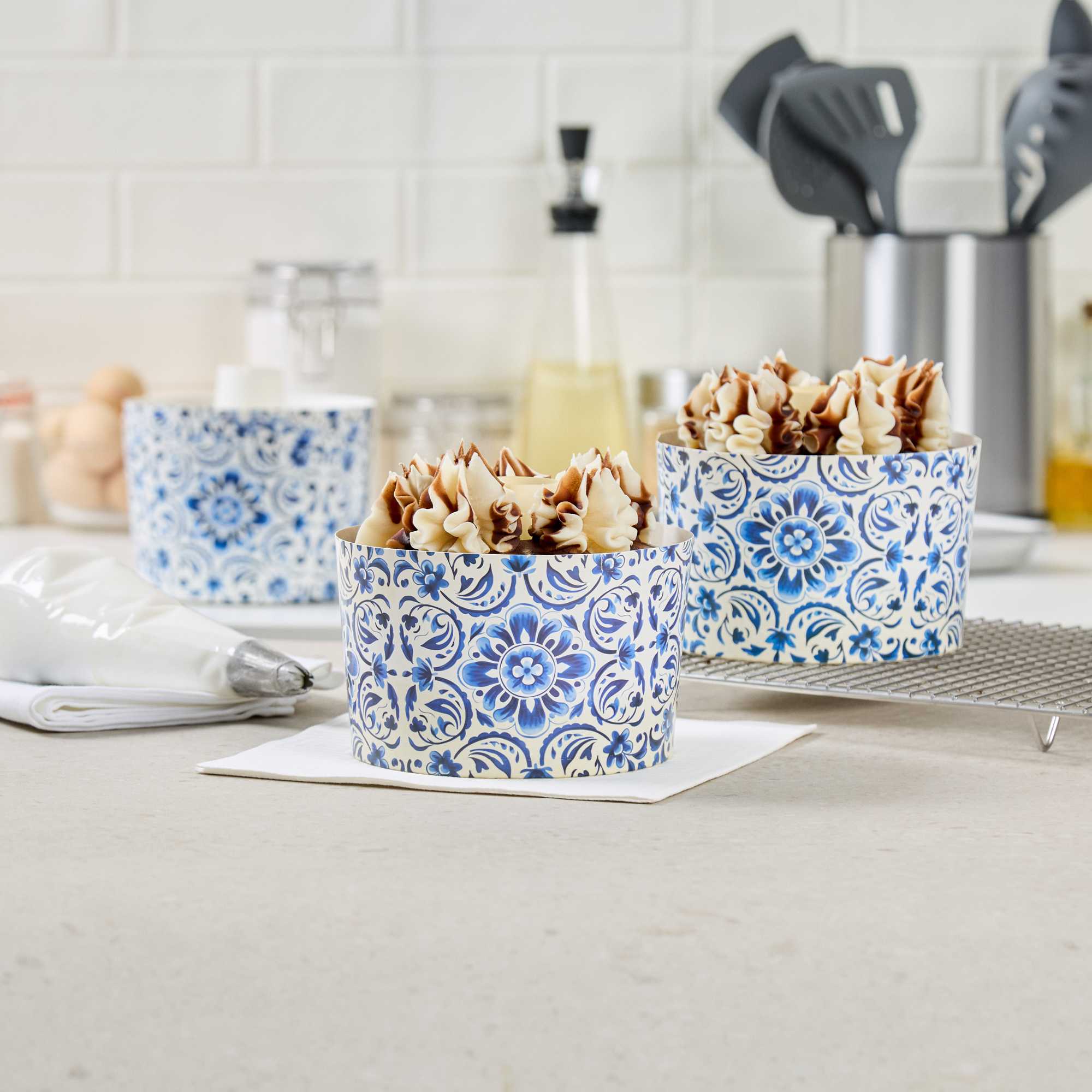 Panificio 38 oz Paper Baking Ring Mold - Floral, Greaseproof - 5" x 5" x 3 3/4" - 600 count box