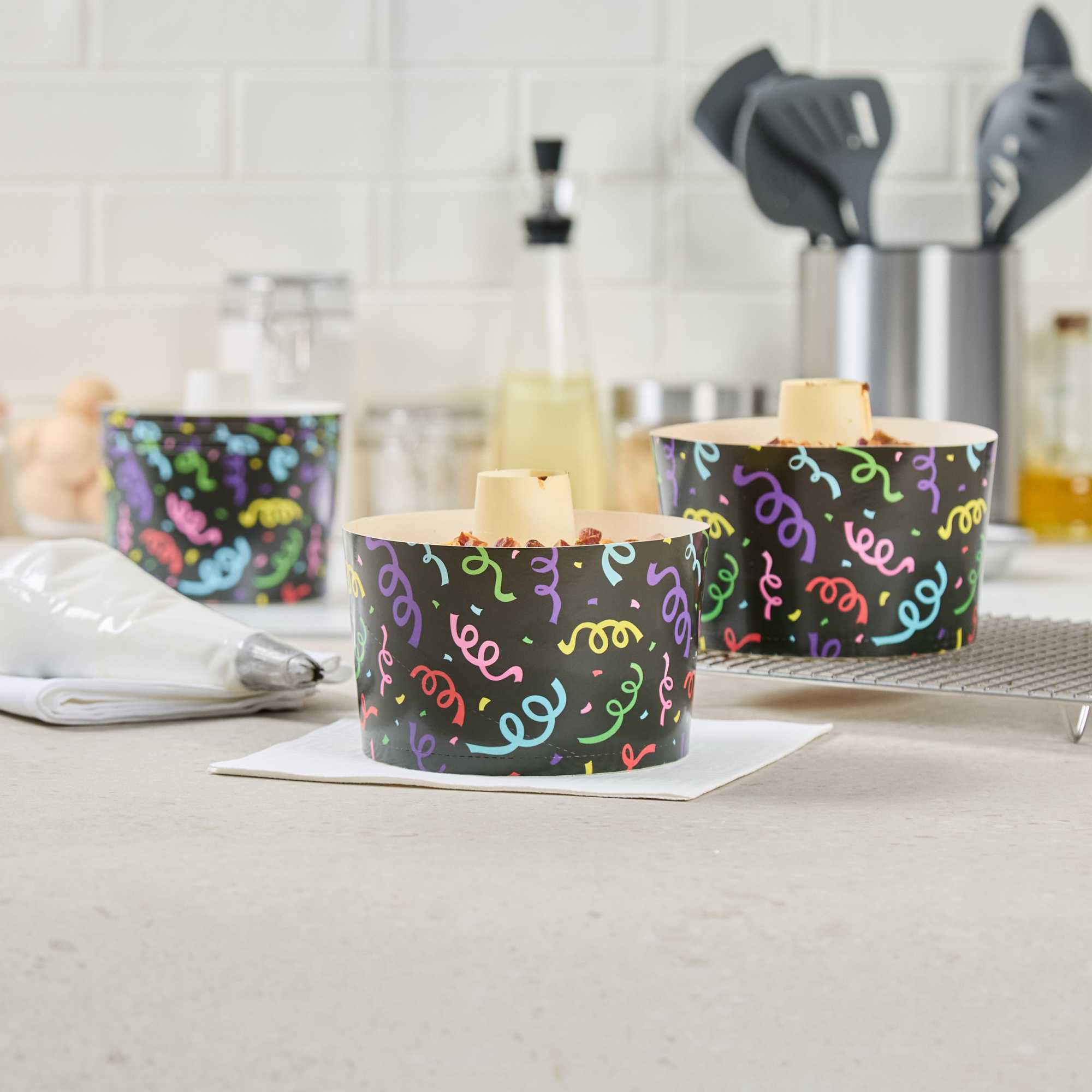 Panificio 38 oz Paper Baking Ring Mold - Colorful Streamers, Greaseproof - 5" x 5" x 3 3/4" - 600 count box