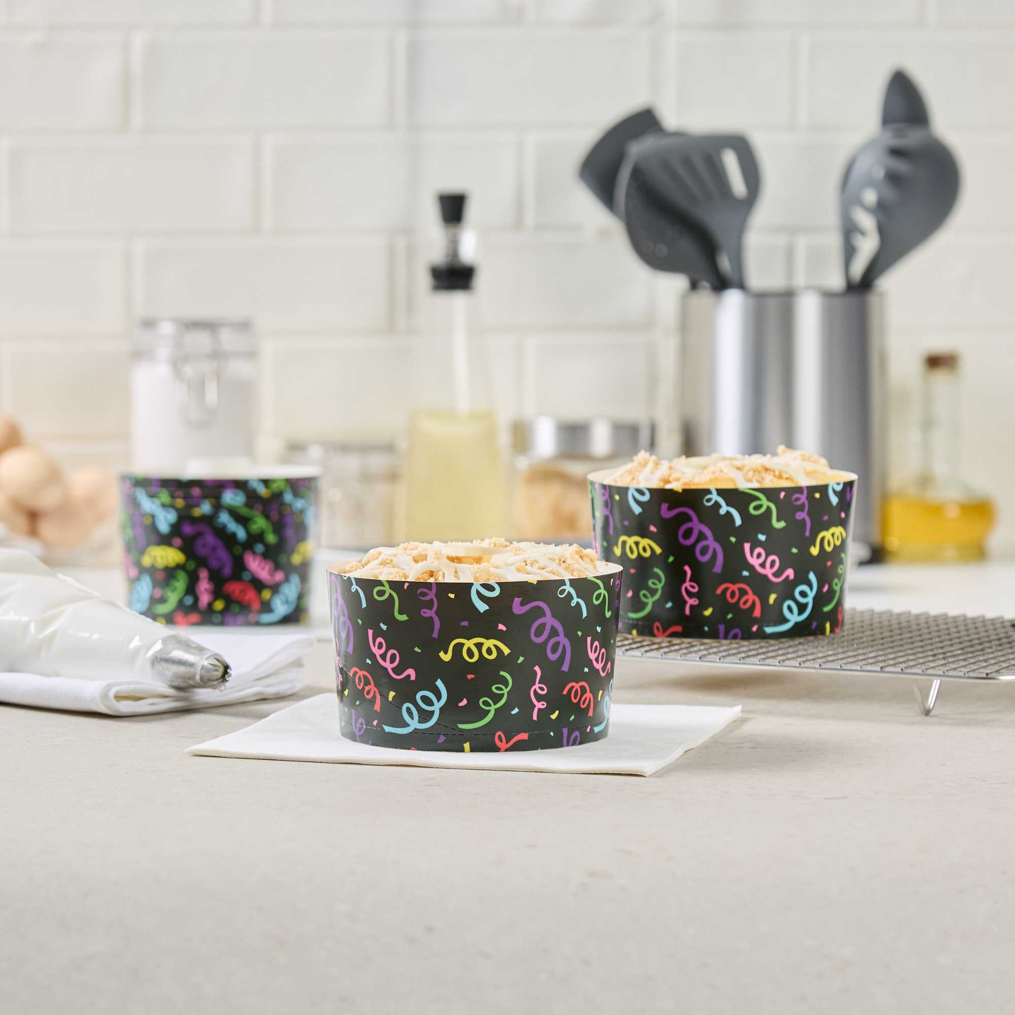 Panificio 22 oz Paper Baking Ring Mold - Colorful Streamers, Greaseproof - 4 1/2" x 4 1/2" x 2 3/4" - 900 count box