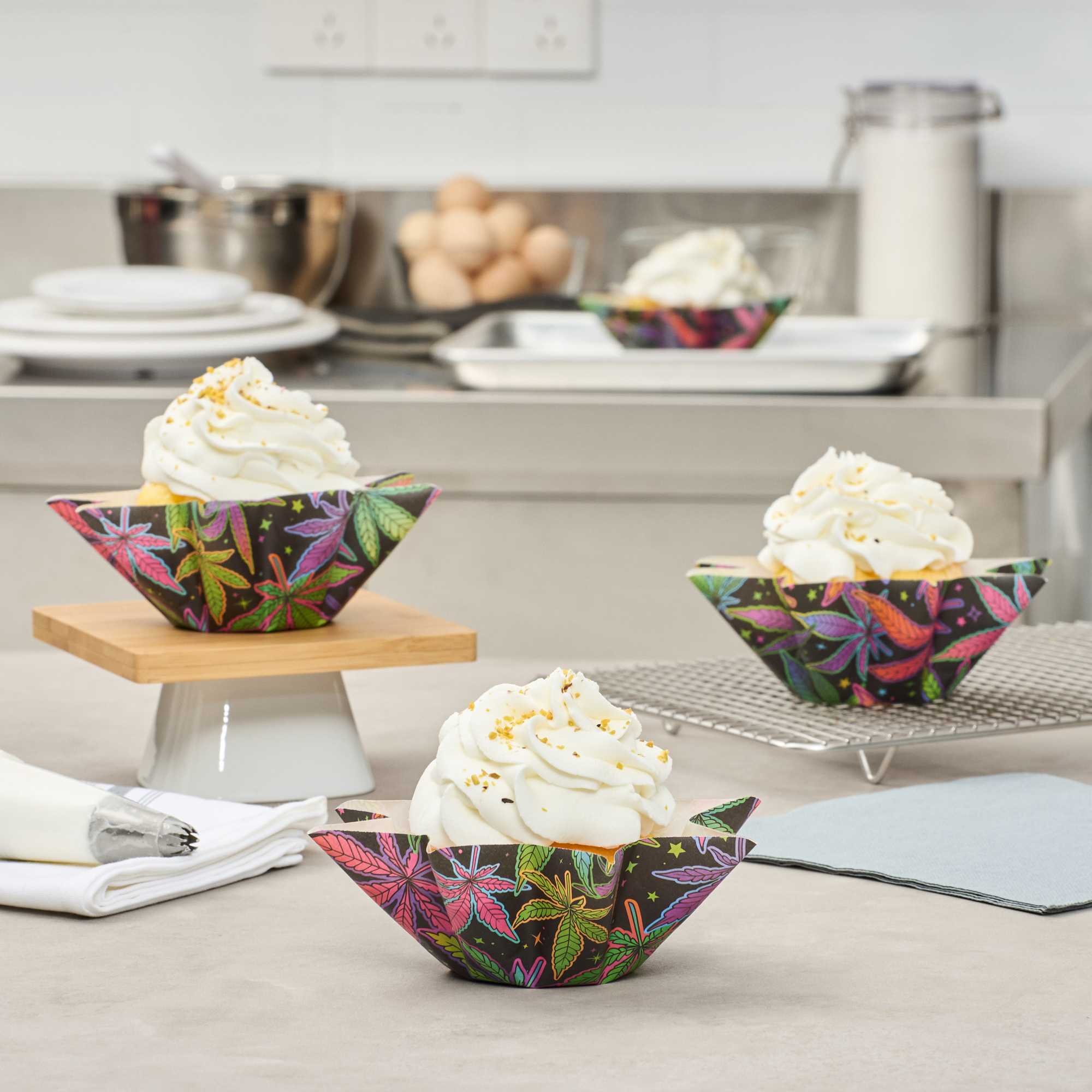 Panificio 10.2 oz Octagon Paper Baking Cup - Trippy Leaf Print, Greaseproof - 2 1/4" x 2 1/4" x 2 1/4" - 4000 count box