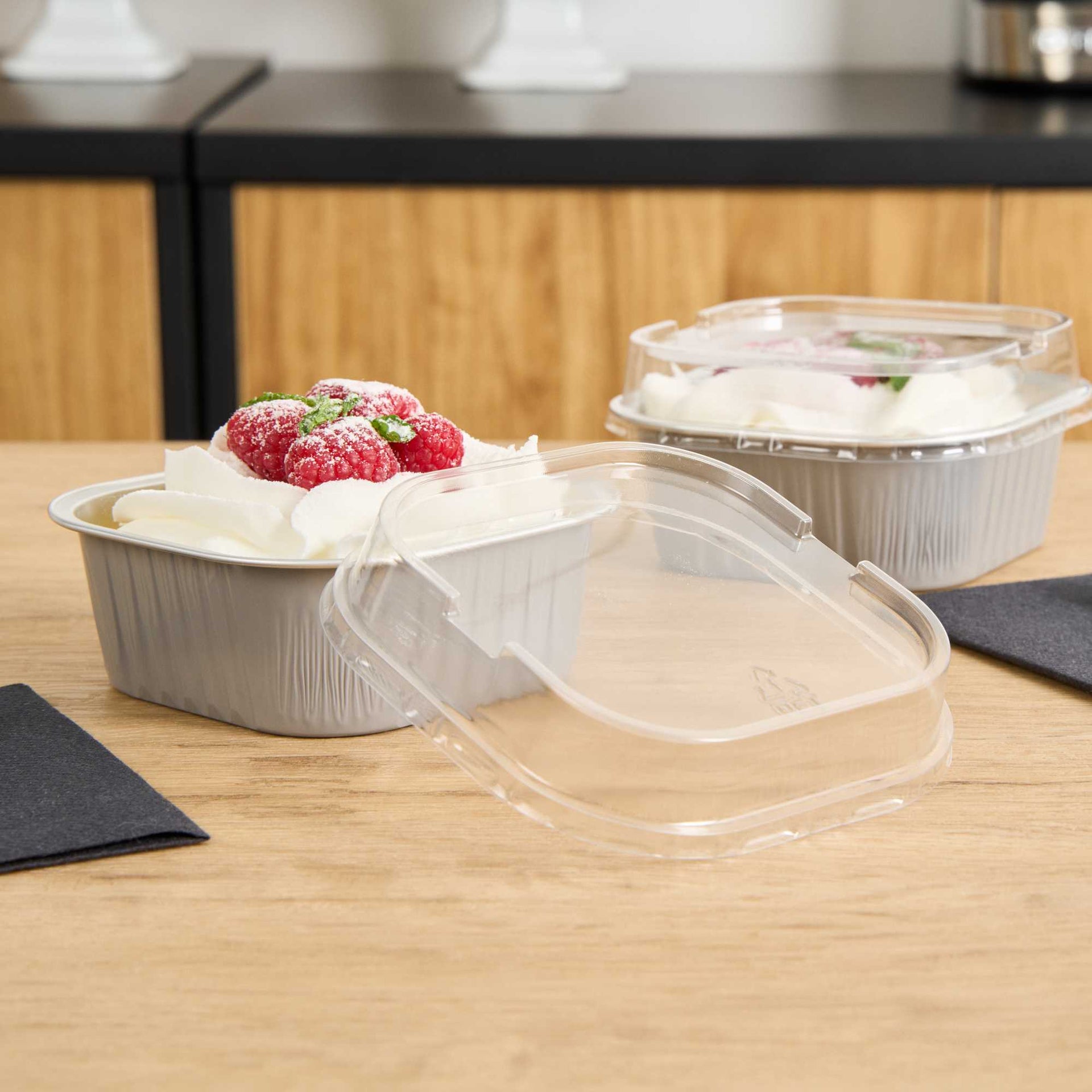 Foil Lux Square Clear Plastic Dome Lid - Fits 10 oz Aluminum Baking Cup - 4 1/2" x 4 1/2" x 1" - 100 count box