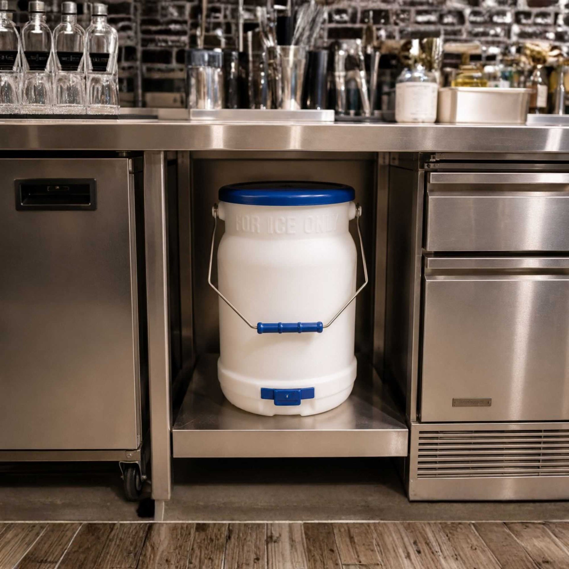 Met Lux 5 gal Round White Plastic Ice Tote - with Lid, Mounting Bracket - 1 count box