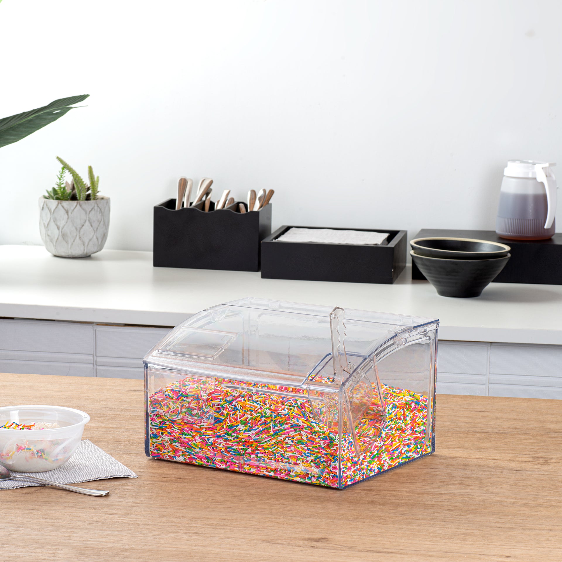 Met Lux 2 Gal Clear Plastic Topping Bin - 30 Cup, with Scoop - 7" x 9 3/4" x 11 3/4" - 1 count box