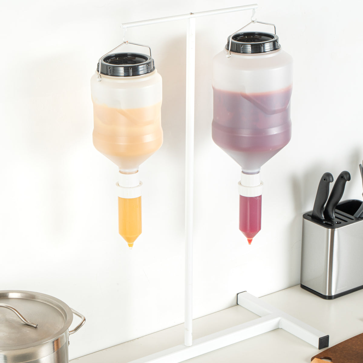 Sauce Tek 3L Plastic Hanging Bottle Condiment Pump Dispenser - with Squeeze Nozzle - 6" x 6" x 16 3/4" - 1 count box