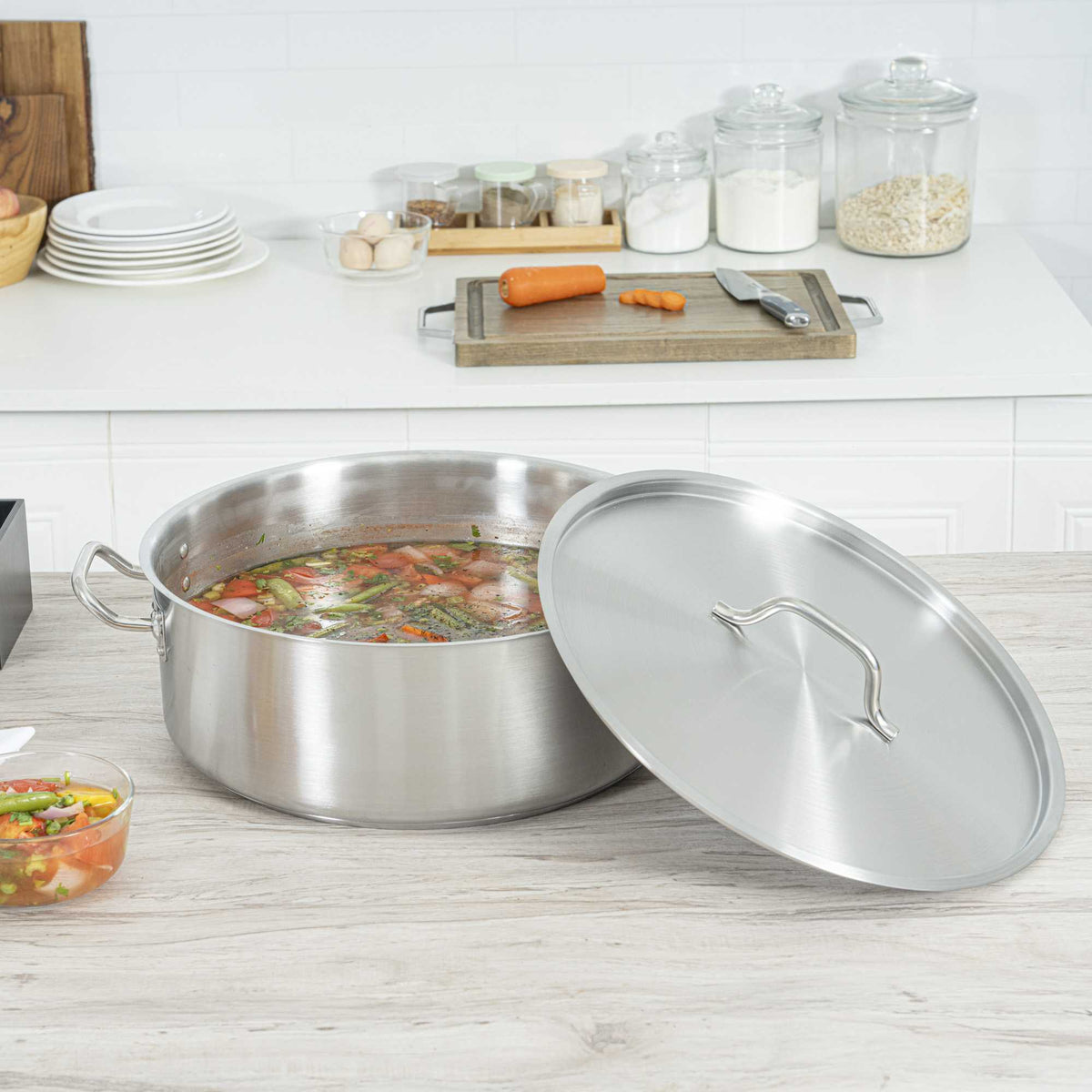 German Standard 20 qt Stainless Steel Brazier - with Aluminum-Clad Bottom and Cover - 15 3/4" x 15 3/4" x 6" - 1 count box