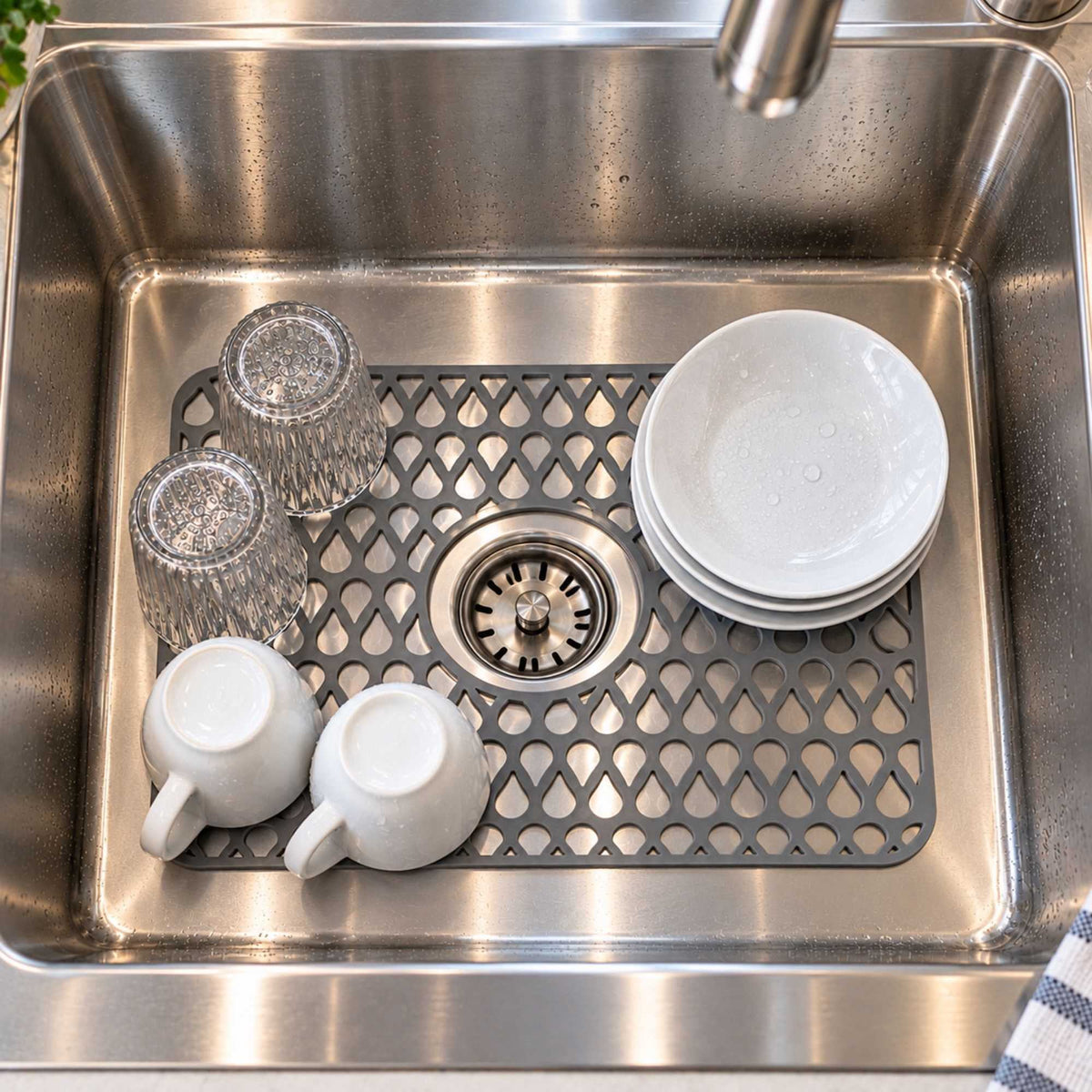 Clean Tek Professional Gray Silicone Sink Mat - Non-Slip - 18" x 12 1/2" x 1/4" - 1 count box