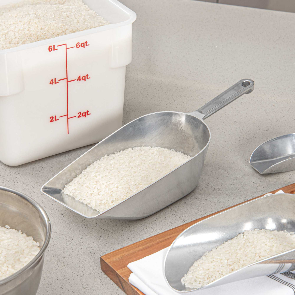 Met Lux 35 oz One-Piece Aluminum Scoop - Flat Bottom - 13 1/2" x 4 3/4" x 2 3/4" - 1 count box