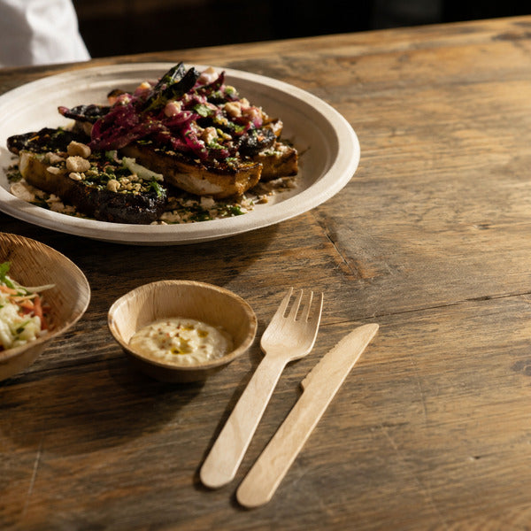 Bagasse plates, palm leaf bowls, and wooden cutlery — the eco-friendly tableware restaurants use most